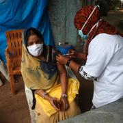 En kvinna vaccineras i Hyderabad, Indien. 