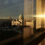 Parlamentsbyggnaden i Belgrad på fredagen.