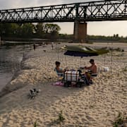 Po-floden står lägre än någonsin på grund av brist på regn utanför Pavia, Italien den 27 juni 2022.  