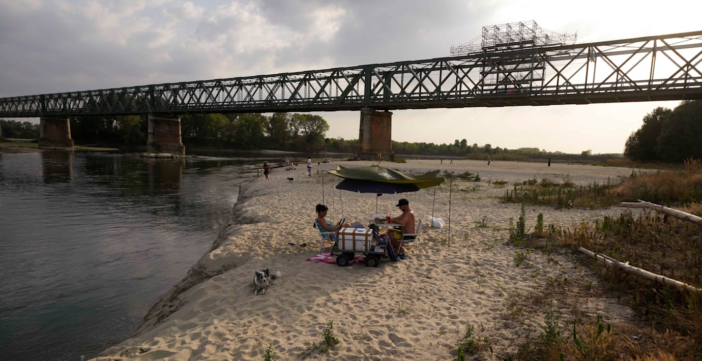 Po-floden står lägre än någonsin på grund av brist på regn utanför Pavia, Italien den 27 juni 2022.  