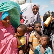 Kvinnor och barn anländer till ett tillfälligt flyktingläger utanför Mogadishu i maj 2019.