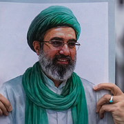 Enligt amerikansk underrättelsetjänst är Irans nya ledare Mojtaba Khamenei gömd på en avskild plats som bara kan nås via en labyrint av korridorer. Svårigheten att kommunicera med honom har gjort att förhandlingarna dragit ut på tiden.