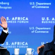 Takunda Ralph Michael Chingonzo, entreprenör från Zimbabwe tillsammans med Barack Obama