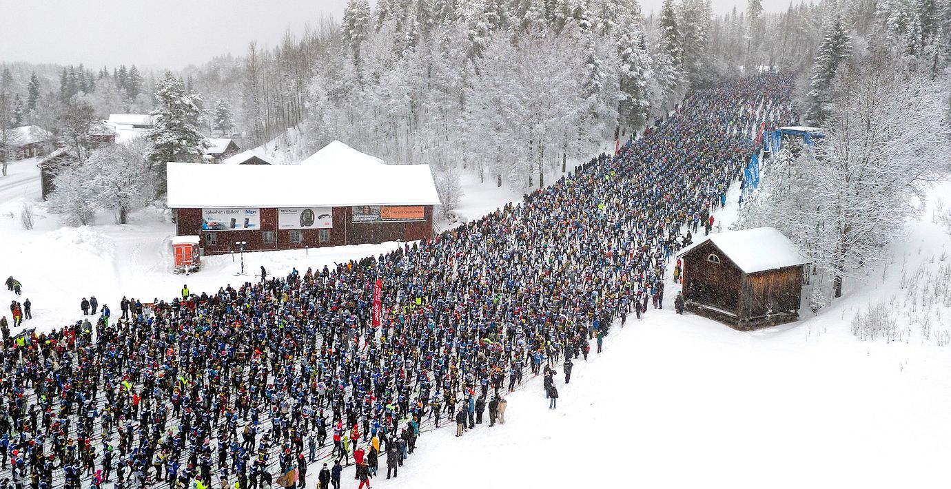Starten av Vasaloppet 2026 i Berga by. 14 000 åkare till start.