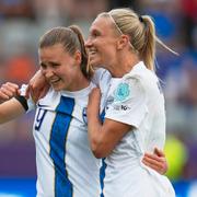 Katariina Kosola och Emma Koivisto efter 1–0. 