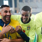 Sveriges Saman Ghoddos och Alexander Isak jublar efter seger med 6-0 under torsdagens fotbollslandskamp.