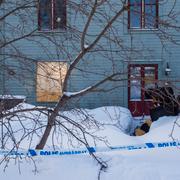 En man i 30-årsåldern sköts till döds av polis.