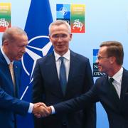 Erdogan och Ulf Kristersson skakar hand i juli 2023. I mitten, Natochefen Jens Stoltenberg.