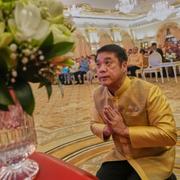Suriya Jungrungreangkit ber under en religiös ceremoni för att fira premiärminsterämbetets 93 år i Thailand. 
