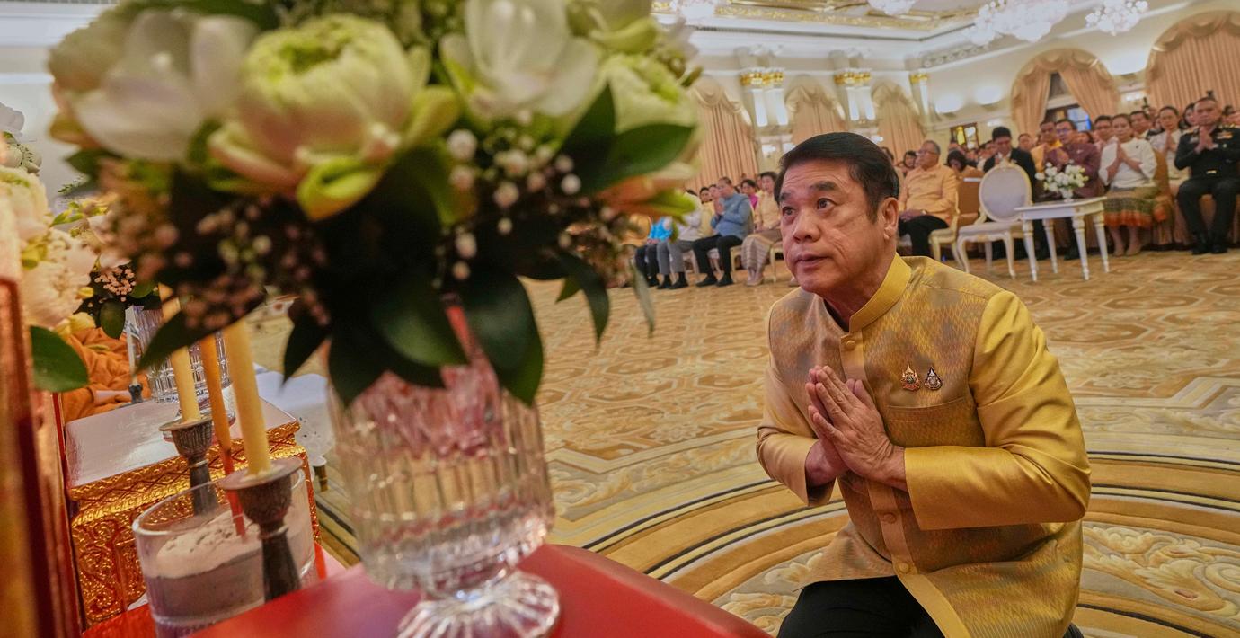 Suriya Jungrungreangkit ber under en religiös ceremoni för att fira premiärminsterämbetets 93 år i Thailand. 
