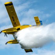 Arkivbild. En Air Tractor AT-802 Fire Boss vattenbombar skogen på Rosenholms övningsfält utanför Karlskrona på tisdagen.