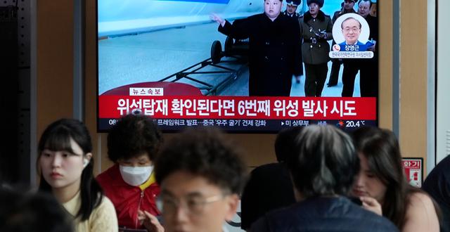 En TV i Sydkoreas huvudstad Seoul visar bilder på Nordkoreas ledare Kim Jong Un. Ahn Young-joon / AP