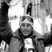 Arkivbild, 22 februari 1980: Ingemar Stenmark firar sitt OS-guld i Lake Placid, New York. Bredvid honom silvermedaljören, amerikanen Phil Mahre och bronsmedaljören Jacques Luethy från Schweiz. 