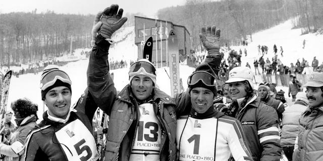 Arkivbild, 22 februari 1980: Ingemar Stenmark firar sitt OS-guld i Lake Placid, New York. Bredvid honom silvermedaljören, amerikanen Phil Mahre och bronsmedaljören Jacques Luethy från Schweiz.  Ap