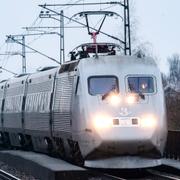 Ett X2000-tåg passerar Station Rosengård i Malmö. 