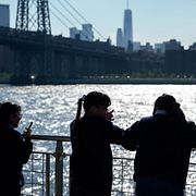 Skolbarn vid East River i New York.