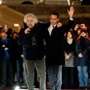 Partiledare Luigi Di Maio till höger och partiets grundare Beppe Grillo till vänster.