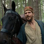 Gustaf Skarsgård som Merlin i ”Cursed”.