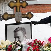Aleksej Navalnyjs mamma vid sonens grav.