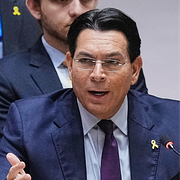 Israels FN-ambassadör Danny Danon (till höger) meddelar att landet bryter all kontakt med generalsekreteraren António Guterres.