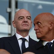 Uefachefen Gianni Infantino, tillsammans med flera andra fotbollstoppar.