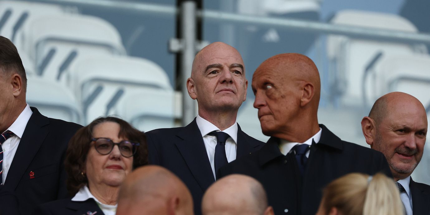 Uefachefen Gianni Infantino, tillsammans med flera andra fotbollstoppar.