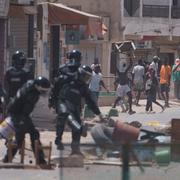 Demonstranter och polis i Dakar i Senegal under gårdagen. Leo Correa / AP