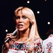 Agnetha Fältskog (till vänster), 1976. 