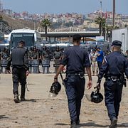 Marockanska säkerhetsstyrkor på gränsen mellan Fnideq och Ceuta på fredagen.