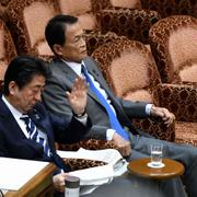 Japans premiärminister Shinzo Abe och finansminister Taro Aso i parlamentets överhus på måndagen.