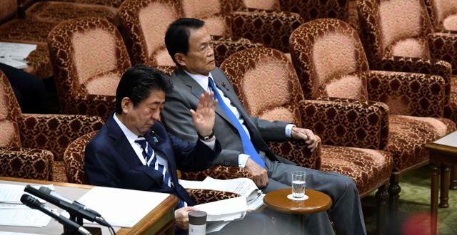 Japans premiärminister Shinzo Abe och finansminister Taro Aso i parlamentets överhus på måndagen. KAZUHIRO NOGI / AFP