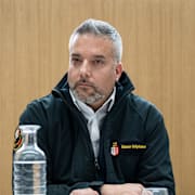 Polisen och företrädare för lokala myndigheter håller pressträff. 