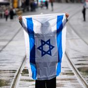 En kvinna med en israelisk flagga i Jerusalem.  