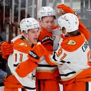 Anaheim Ducks center Trevor Zegras firar med Jackson LaCombe och Leo Carlsson.