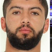 Mohamed Mohdhi är misstänkt för flera brott, bland annat ska han ha varit inblandad i en uppmärksammad dödsskjutning i Skogås söder om Stockholm 2023.