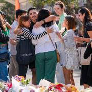 Sorg utanför köpcentret i Sydney på måndagen.