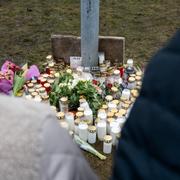 Blommor och ljus dagen efter skolskjutningen på Risbergska skolan i Örebro. 