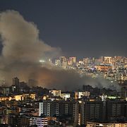 Rök stiger från ett bostadsområde i Beirut.
