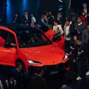 Den första hybrid plug in-versionen av Lamborghini Super SUV, visad på ett event i Kina. Volkswagen-gruppen planerar att lansera över 40 nya modeller i Kina de kommande tre åren. 