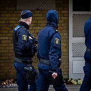 Patrullerande polis passerar pojkens minnesplats.