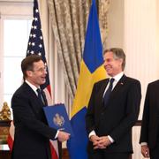 Sveriges statsminister Ulf Kristersson (M) lämnar över Sveriges anslutningsinstrument till USA:s utrikesminister Antony Blinken.