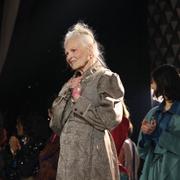 Vivienne Westwood under sin visning under modeveckan i Paris, 5 mars 2022. 