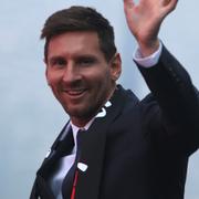 Lionel Messi vinkar till PSG-supportrar.