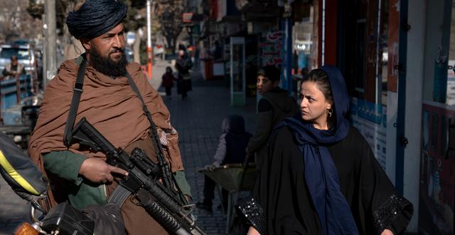 En kvinna och en talibansoldat i Kabul. Ebrahim Noroozi / AP