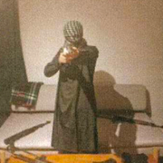 Vapnen som den misstänkte mannen poserar med fick han av polisen, dessa var obrukbara.