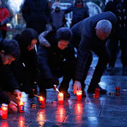 Folk tände ljus för dödsoffren i barbranden i Crans-Montana.