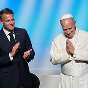 Minst 700 000 personer samlades på Champs-Élysées på söndagen när påve Leo XIV höll mässa i Paris.