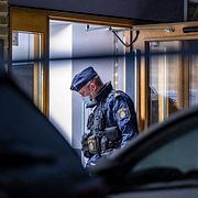 Polis och kriminaltekniker på plats vid ett flerfamiljshus på Närlunda i Helsingborg efter att en kvinna hittats med stickskador.