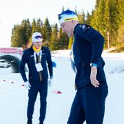 Svenskarna upptäckte att snön var alldeles för hal för att träna på.  