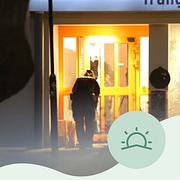 Polis utanför porten i Trångsund